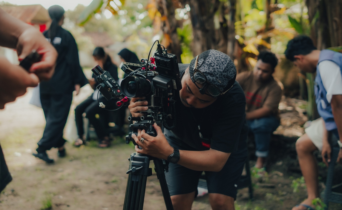 Kru Sipeha mengoperasikan kamera saat produksi film